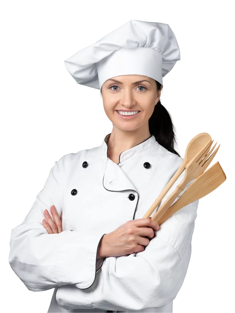 Mujer sonriente con gorro y chaqueta de chef, sosteniendo utensilios de cocina de madera