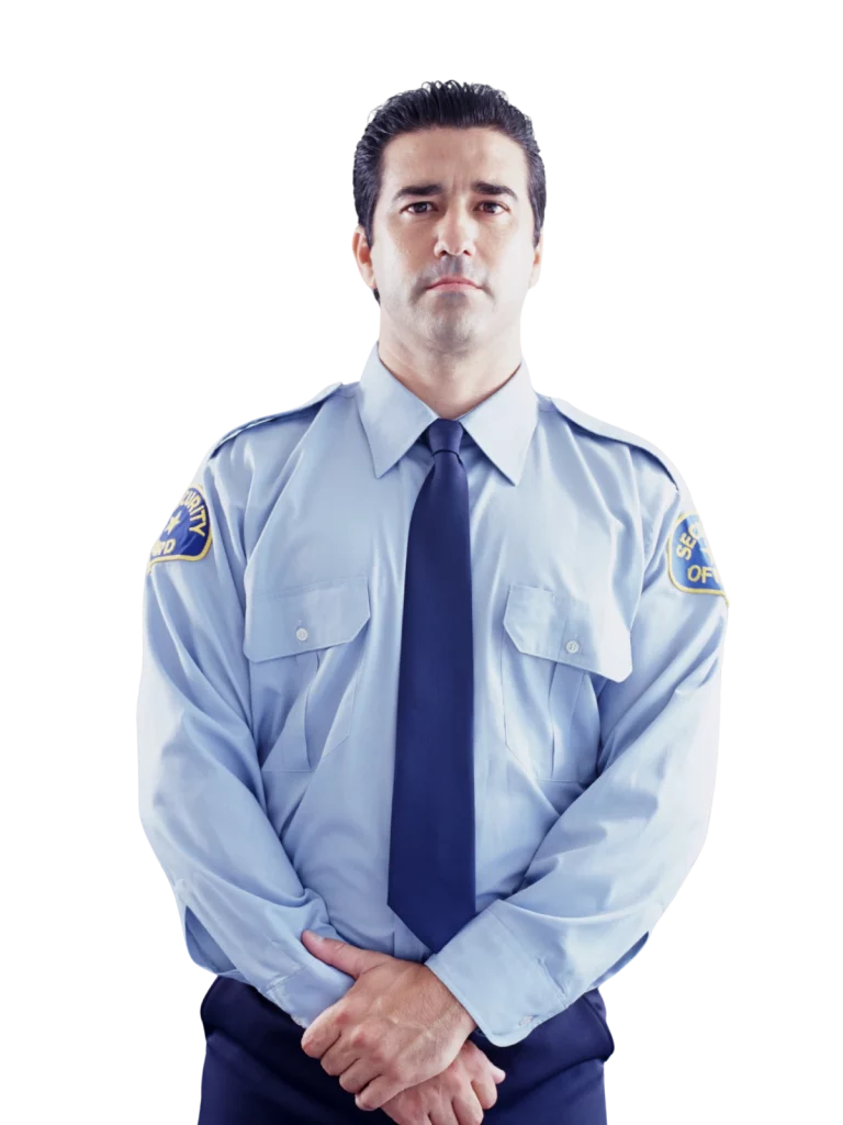 Un guardia de seguridad masculino con uniforme azul y corbata oscura mira hacia adelante con los brazos cruzados.