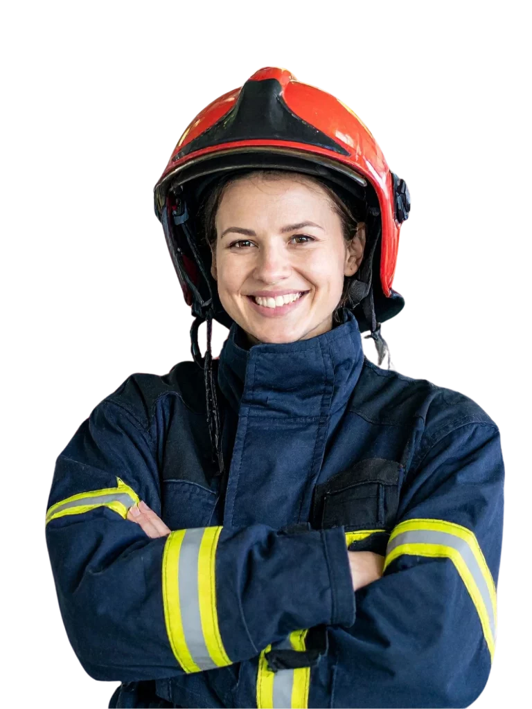 Mujer sonriente con uniforme de bombera y casco rojo
