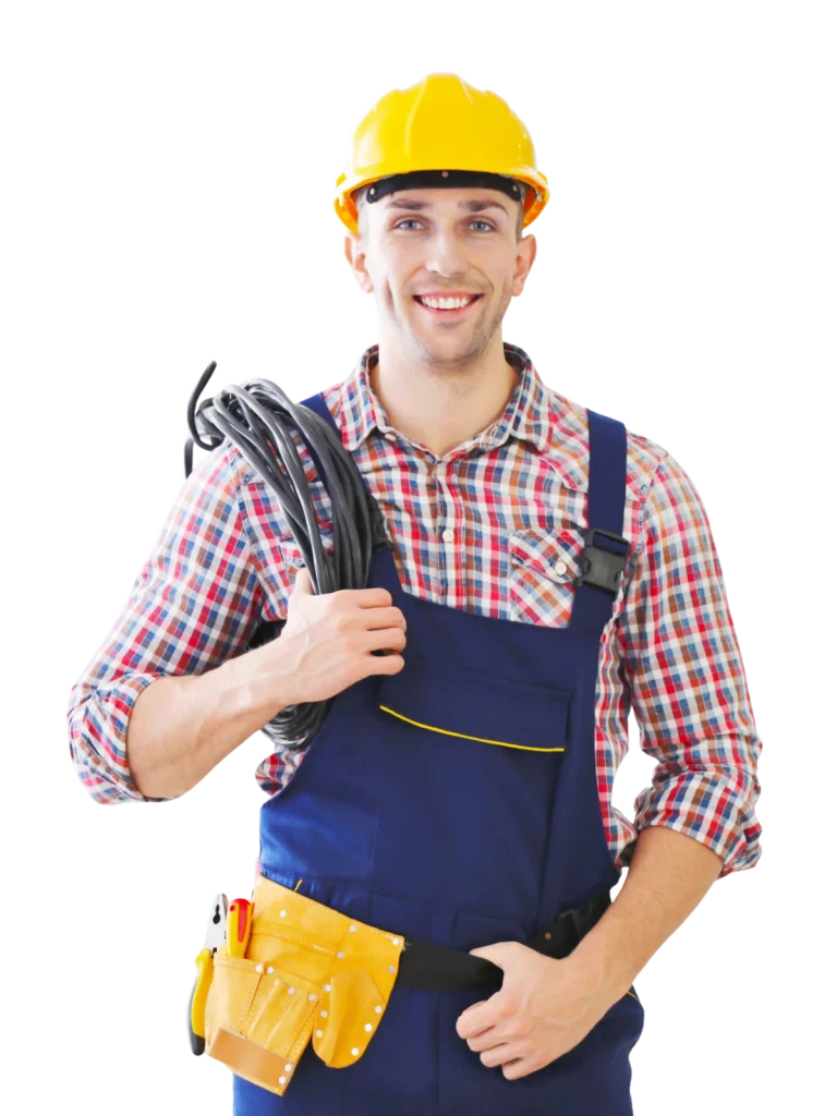 Hombre sonriente con casco amarillo y overol azul, sosteniendo cables eléctricos