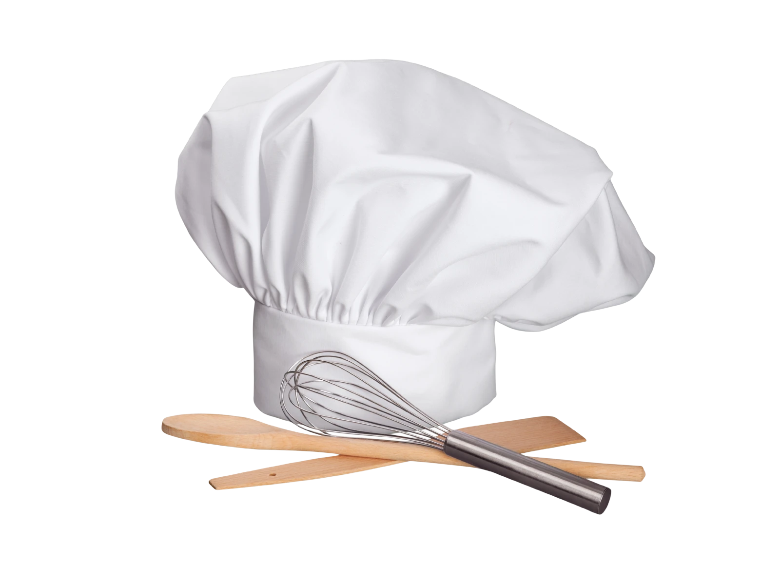 Gorra de chef blanca con batidor y cucharas de madera sobre fondo blanco
