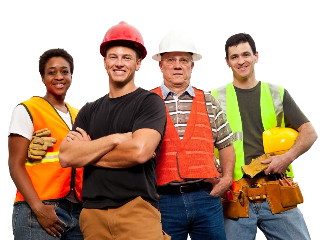 Cuatro trabajadores de la construcción sonriendo y mirando hacia la cámara con equipo de seguridad